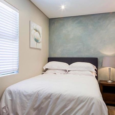 Апартаменты 6 Dolphin Views La Mercy Beachfront Экстерьер фото